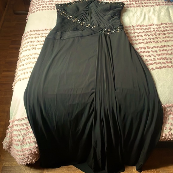 Elegant black BCBG MAXAZRIA full-length formal gown. Size 10 - Picture 3 of 10